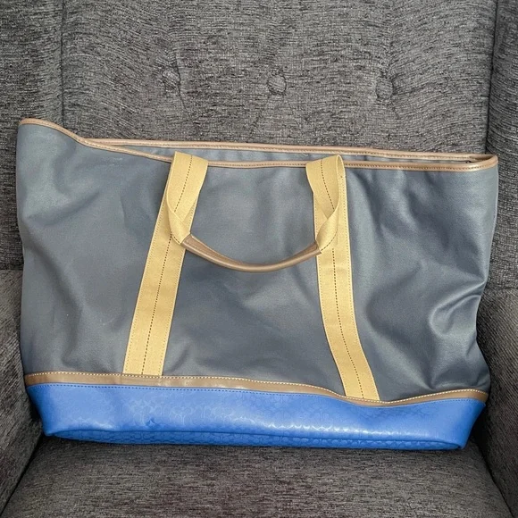 Coach Signature Weekend Tote Bag. PVC Coated Bottom With Inside Matching Pouch. - Picture 2 of 7